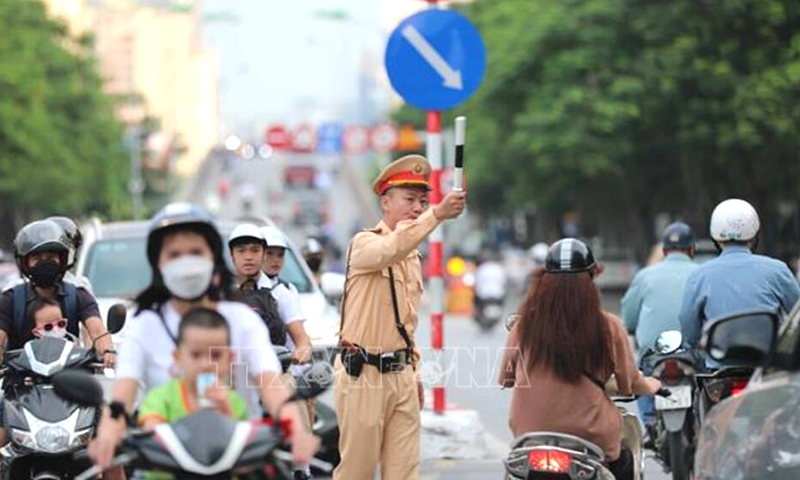 Cảnh sát giao thông thực hiện phân luồng giao thông. Ảnh tư liệu: Thanh Tùng/TTXVN