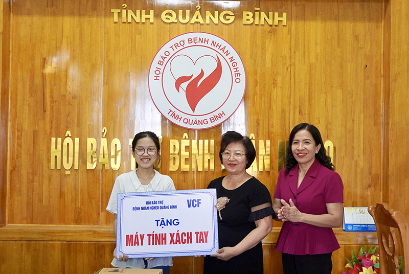 Đại diện lãnh đạo Hội Bảo trợ bệnh nhân nghèo tỉnh trao hỗ trợ cho em Nguyễn Phạm Quỳnh Nguyên.