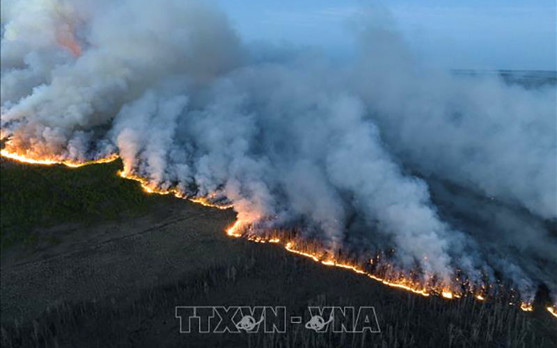 Khói bốc lên ngùn ngụt từ đám cháy rừng tại British Columbia, Canada. Ảnh: THX/TTXVN