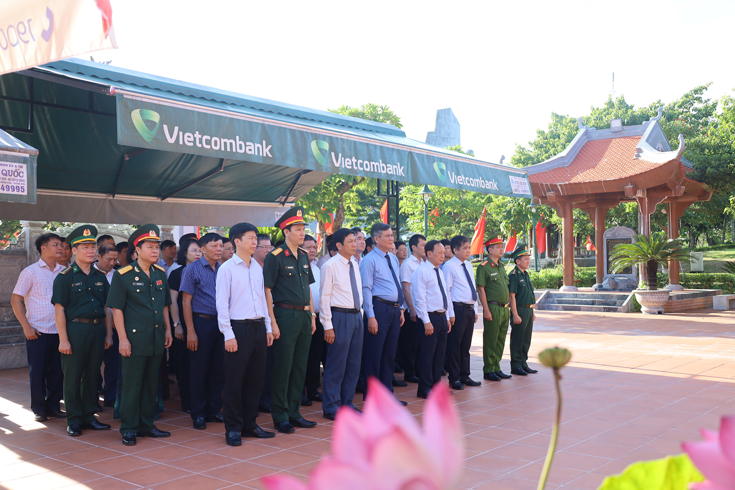 Các đại biểu tham dự lễ viếng, dâng hương tại Đền thờ Bác Hồ và các anh hùng, liệt sĩ.