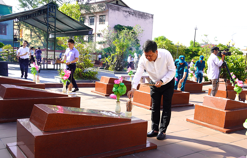 Đồng chí Bí thư Thành ủy Đồng Hới Trần Phong thành phố dâng hương lên các phần mộ liệt sỹ.
