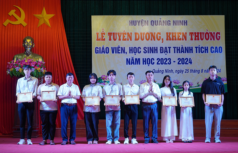 Huyện Quảng Ninh tuyên dương, khen thưởng học sinh đạt thành tích xuất sắc năm học 2023-2024.