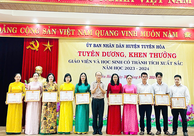 Chủ tịch UBND huyện Tuyên Hóa Lê Nam Giang tặng giấy khen cho các giáo viên bồi dưỡng học sinh giỏi đạt giải.