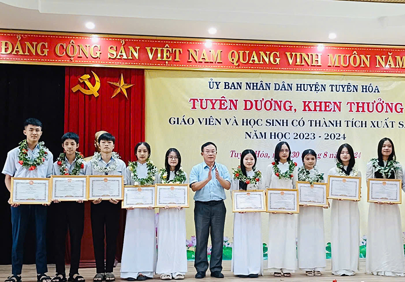 Lãnh đạo huyên Tuyên Hóa trao giấy khen cho học sinh có thành tích xuất sắc.