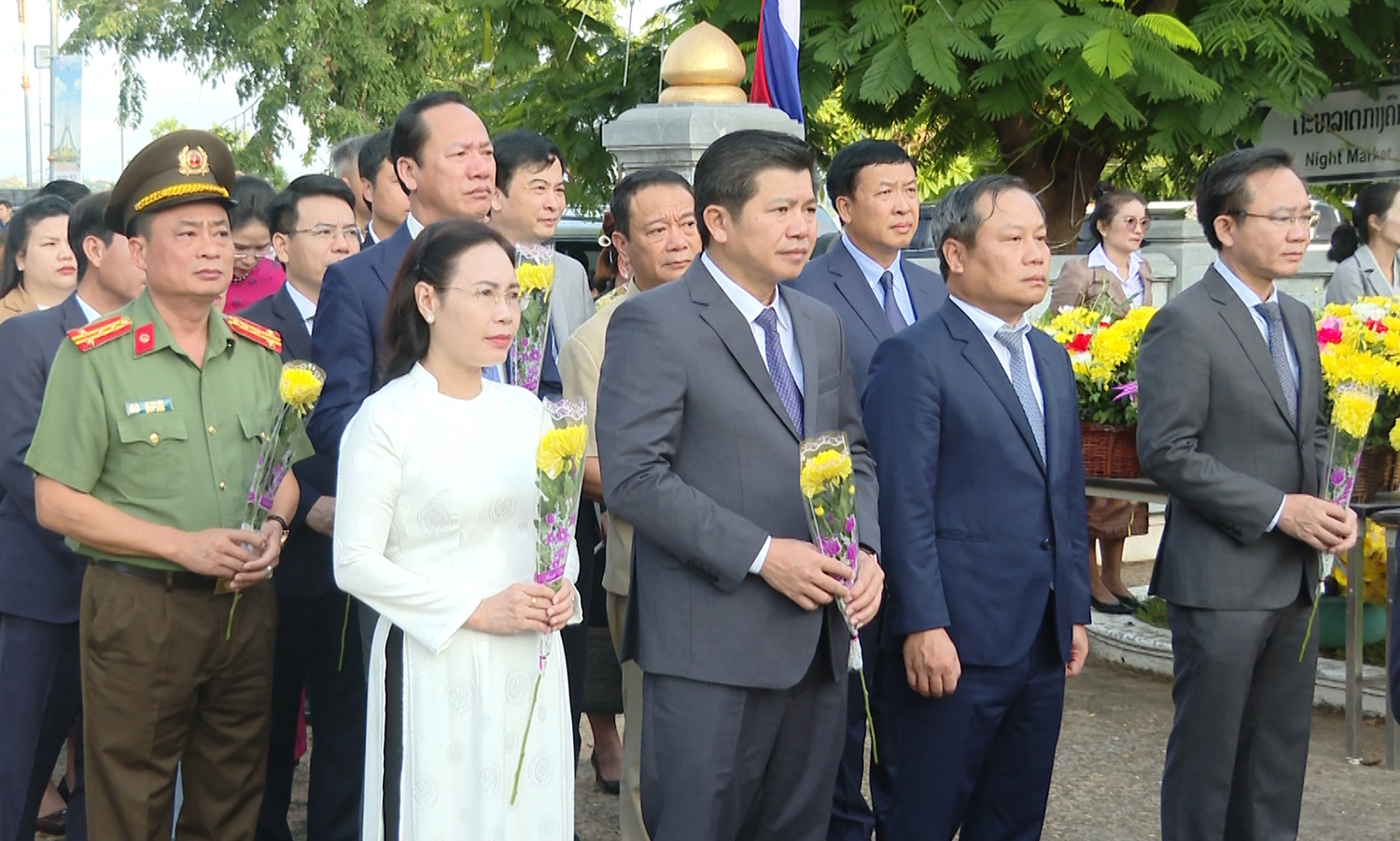 Lãnh đạo tỉnh Quảng Bình và tỉnh Sạ-vẳn-na-khệt dâng hoa Tượng đài Chủ tịch Hồ Chí Minh tại TP. Cay-sỏn Phôm-vi-hản.