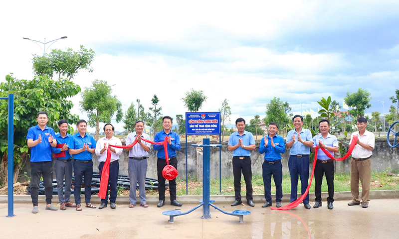 Các đại biểu kéo băng khánh thành “Sân dụng cụ thể thao sinh hoạt cộng đồng”