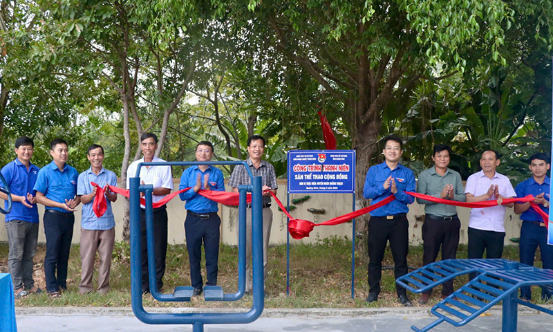 Các đại biểu kéo băng khánh thành “Sân dụng cụ thể thao sinh hoạt cộng đồng”