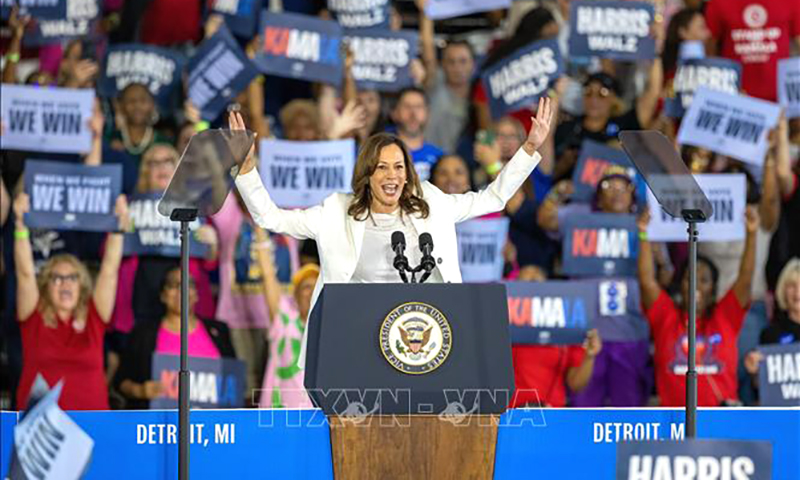 Ứng cử viên Tổng thống Mỹ của đảng Dân chủ, Phó Tổng thống Kamala Harris phát biểu trong cuộc vận động tranh cử ở bang Michigan ngày 7/8/2024. Ảnh: Kyodo/TTXVN