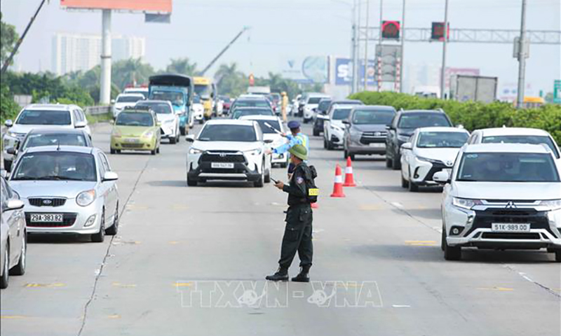 Lực lượng CSCĐ được tăng cường tham gia hỗ trợ điều tiết, phân luồng giao thông tại khu vực trạm thu phí Pháp Vân-Cầu Giẽ. Ảnh: Phạm Kiên/TTXVN