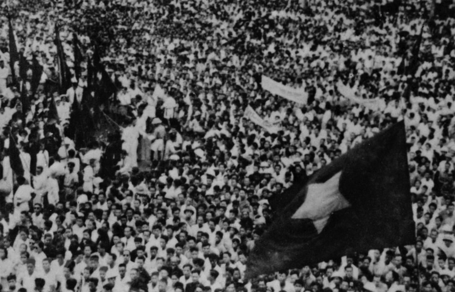 Ngày 19/8/1945, hàng vạn người dân Thủ đô dự míttinh tại Quảng trường Nhà hát Lớn thành phố chào mừng thắng lợi của Cách mạng tháng Tám. (Ảnh: Tư liệu TTXVN)