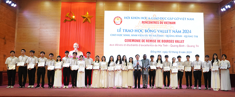 Đồng chí Phó Chủ tịch UBND tỉnh Hoàng Xuân Tân và đại diện tổ chức Vallet trao học bổng cho các học sinh Trường THPT chuyên Võ Nguyên Giáp.