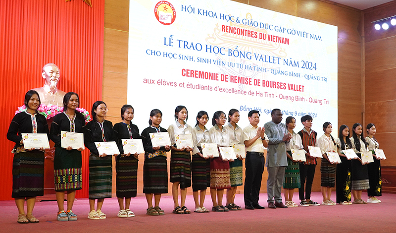 Phó Chủ tịch HĐND tỉnh Lê Vĩnh Thế và đại diện Phó Chủ tịch HĐND tỉnh Lê Vĩnh Thế trao học bổng cho học sinh các trường dân tộc nội trú 3 tỉnh. 