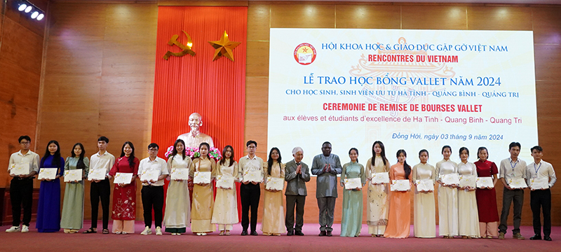 Giáo sư Trần Thanh Vân và cộng sự trao học bổng cho sinh viên Trường đại học Quảng Bình và Trường đại học Hà Tĩnh.