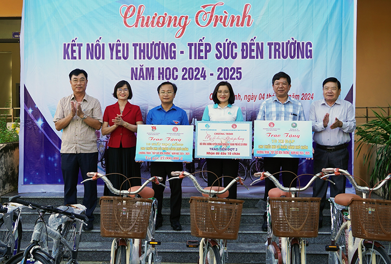 Hội đồng hương huyện Quảng Ninh tại TP. Hồ Chí Minh trao biển hỗ trợ chương trình tiếp sức đến trường..