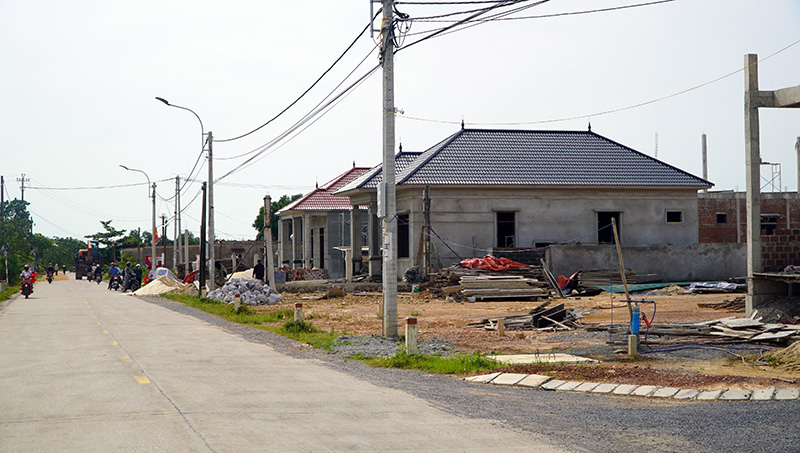 Các hộ dân đang hoàn thiện nhà ở tại khu tái định cư xã Phú Thủy