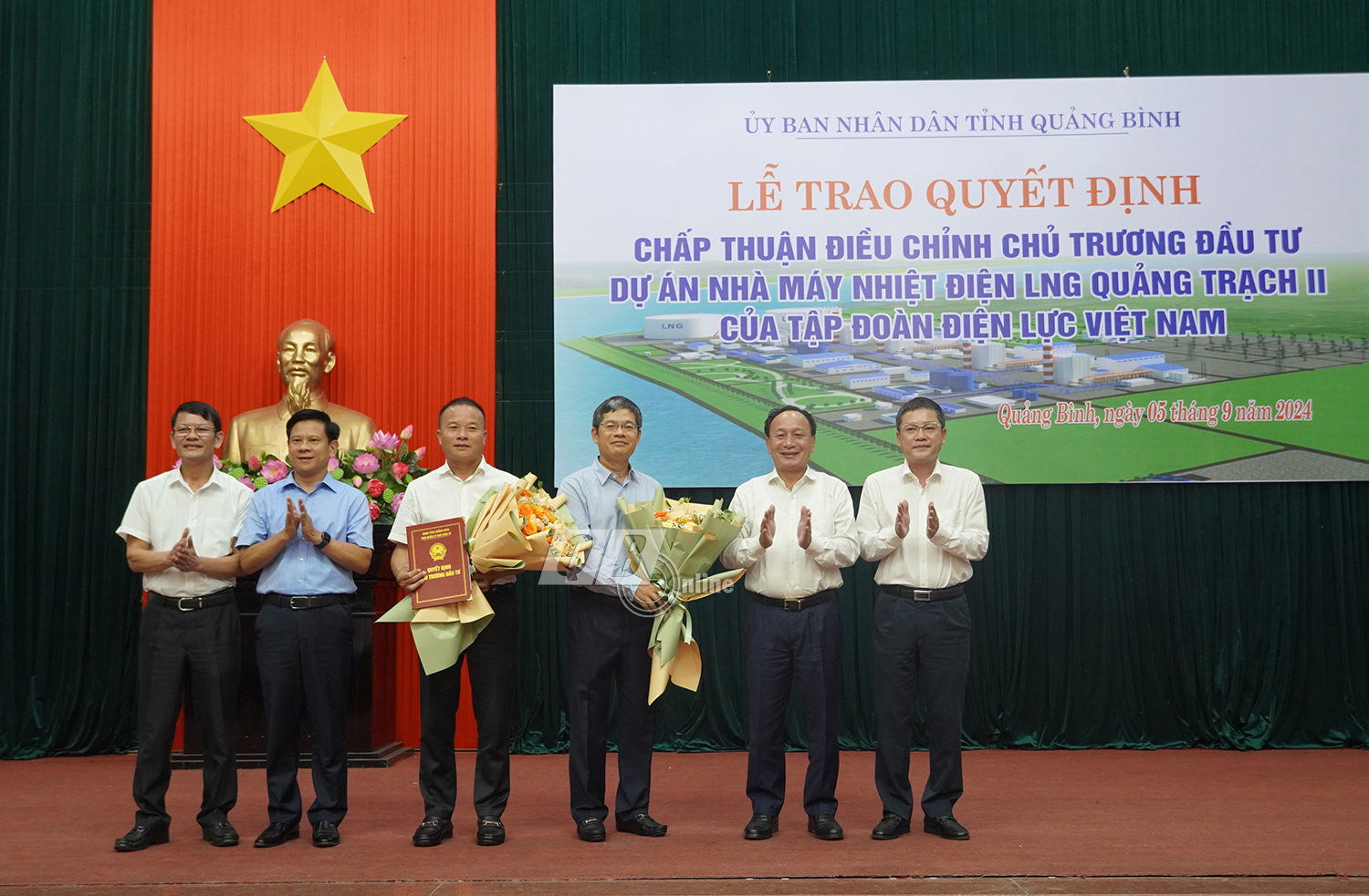 Các đồng chí lãnh đạo tỉnh trao quyết định chấp thuận điều chỉnh chủ trương đầu tư dự án Nhà máy Nhiệt điện LNG Quảng Trạch II và tặng hoa chúc mừng chủ đầu tư.