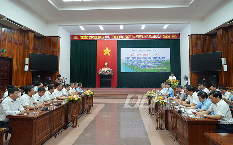 Đại diện Ban Quản lý Khu Kinh tế tỉnh công bố quyết định chấp thuận điều chỉnh chủ trương đầu tư dự án NMNĐ Quảng Trạch II