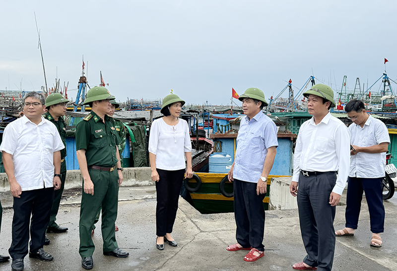 1. Đồng chí Phó Chủ tịch Thường trực UBND tỉnh Đoàn Ngọc Lâm kiểm tra tình hình neo đậu của tàu thuyền ở Khu neo đậu tránh trú bão cho tàu cá Cửa Gianh.