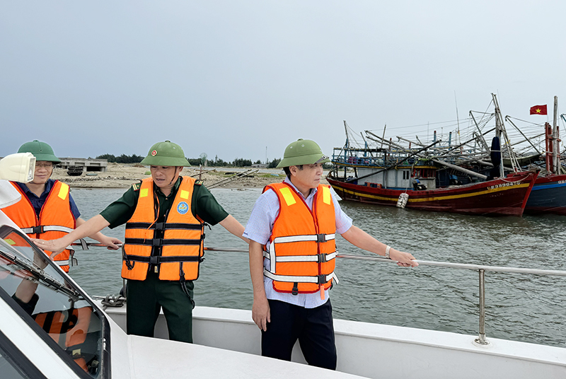 Đồng chí Phó Chủ tịch Thường trực UBND tỉnh Đoàn Ngọc Lâm kiểm tra tình hình tàu thuyền của ngư dân neo đậu ở khu vực cửa Gianh