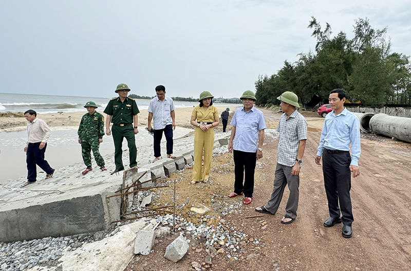 Đồng chí Phó Chủ tịch Thường trực UBND tỉnh Đoàn Ngọc Lâm kiểm tra tình tình thực hiện dự án khắc phục khẩn cấp sạt lở bờ biển phường Quảng Phúc, thị xã Ba Đồn