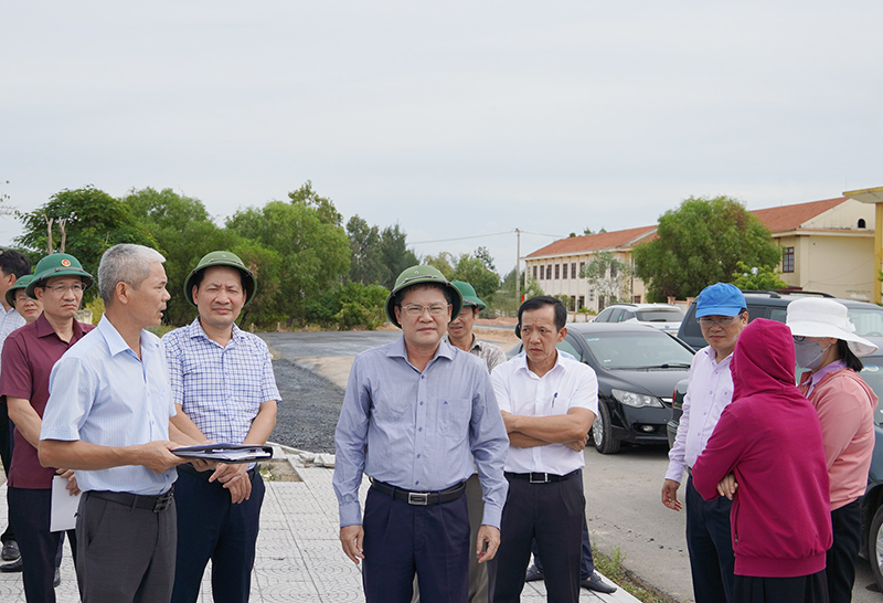 Đồng chí Phó Chủ tịch UBDN tỉnh đồng chí Phan Phong Phú kiểm tra tiến độ các gói thầu thuộc dự án vay vốn Phát triển môi trường, hạ tầng đô thị để ứng phó với biến đổi khí hậu TP. Đồng Hới.