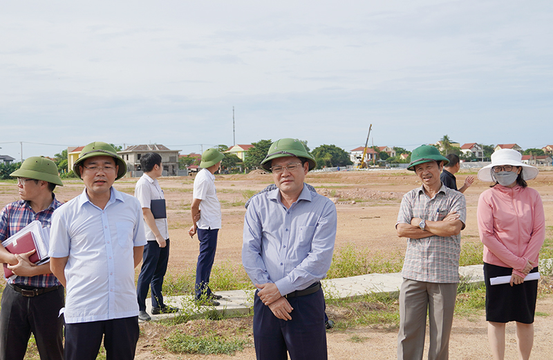  Đồng chí Phó Chủ tịch UBDN tỉnh đồng chí Phan Phong Phú kiểm tra tình hình thực hiện gói thầu đường từ xã Lộc Ninh đi khu công nghiệp Tây Bắc Đồng Hới, thuộc dự án Dự án BIIG2 Quảng Bình.