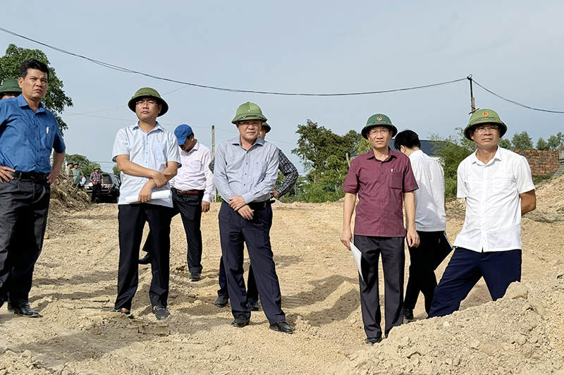 Đồng chí Phó Chủ tịch UBDN tỉnh đồng chí Phan Phong Phú kiểm tra tiến độ thực hiện gói thầu đường nối từ đường tránh QL1A với nhánh Đông đường Hồ Chí Minh, thuộc dự án Dự án BIIG2 Quảng Bình.