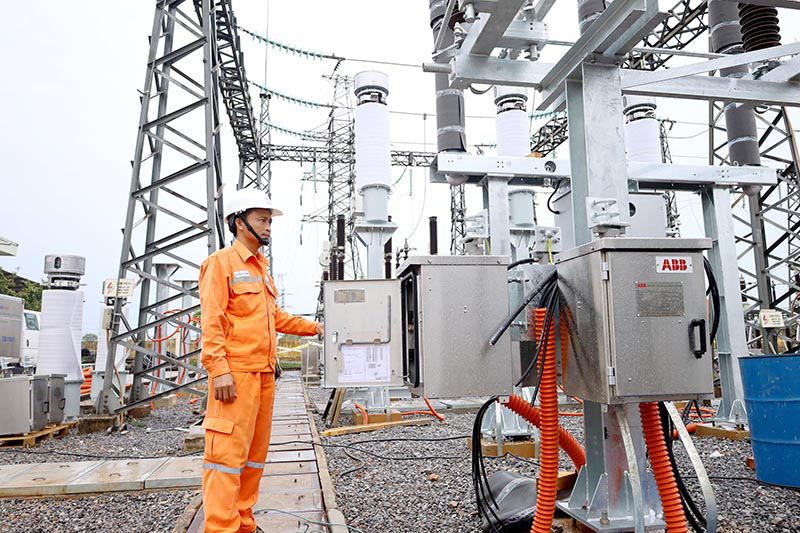 Anh Nguyễn Văn Cường (áo cam) đang thực hiện nhiệm vụ.
