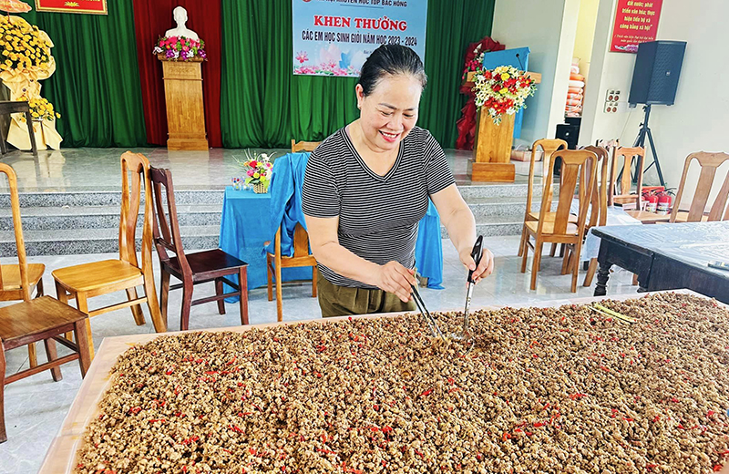 Từng hộp quà gửi tặng đồng bào là chứa đựng tình cảm yêu thương của phụ nữ Quảng Bình.