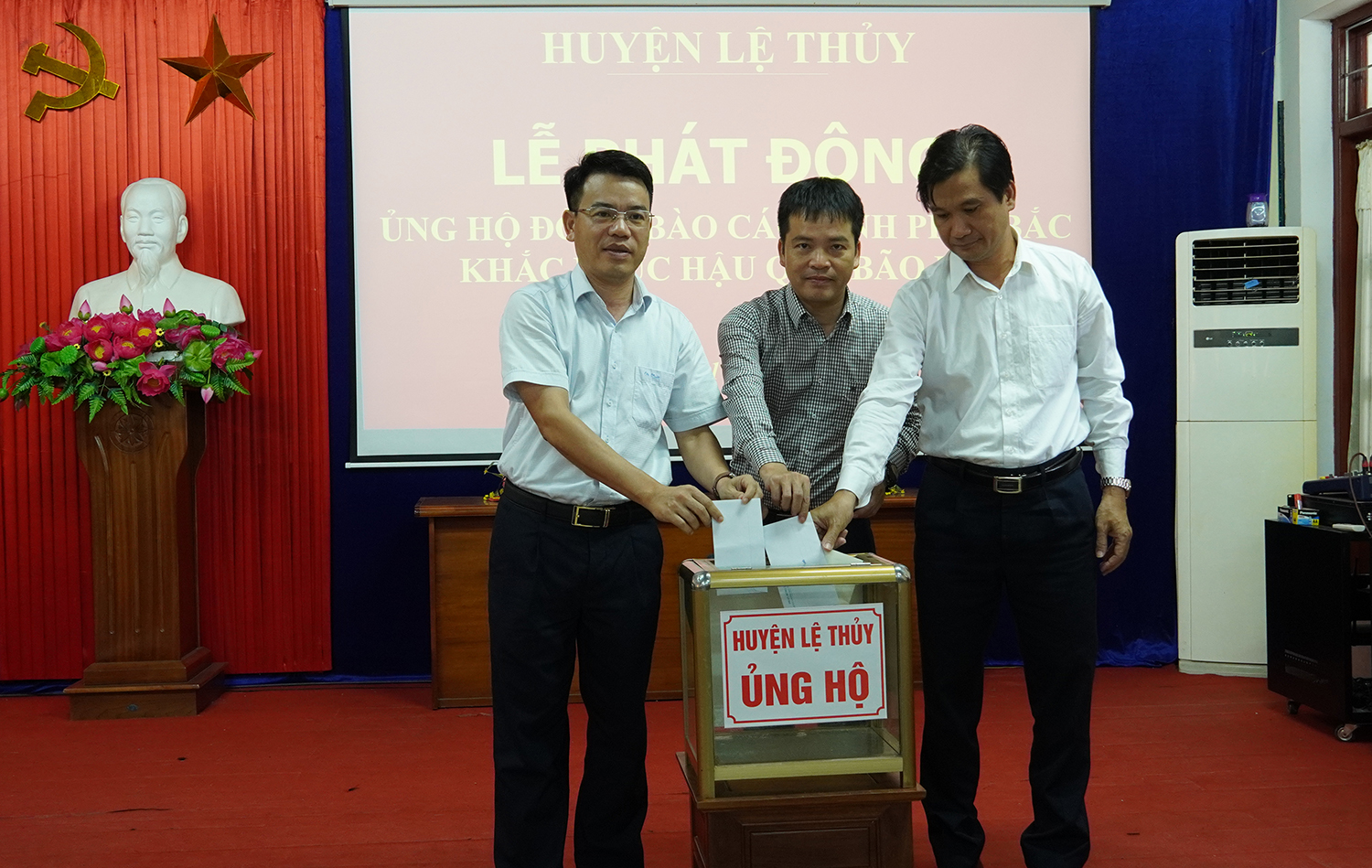 Các đồng chí lãnh đạo huyện Lệ Thủy quyên góp, ủng hộ đồng bào các tỉnh phía Bắc khắc phục hậu quả bão, lũ.