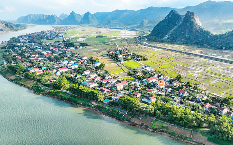 Nhờ hoàn thành xây dựng nông thôn mới nâng cao, diện mạo xã Châu Hóa ngày càng khởi sắc.