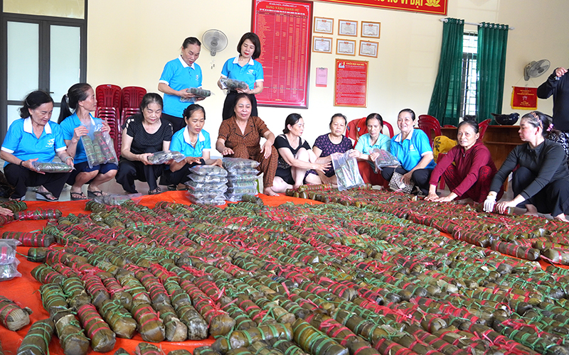 Hàng nghìn đòn bánh tét được nấu trong đêm đang chờ nguội, đóng bao (hút chân không) chuyển đến đồng bào vùng ảnh hưởng do bão ở các tỉnh phía Bắc.