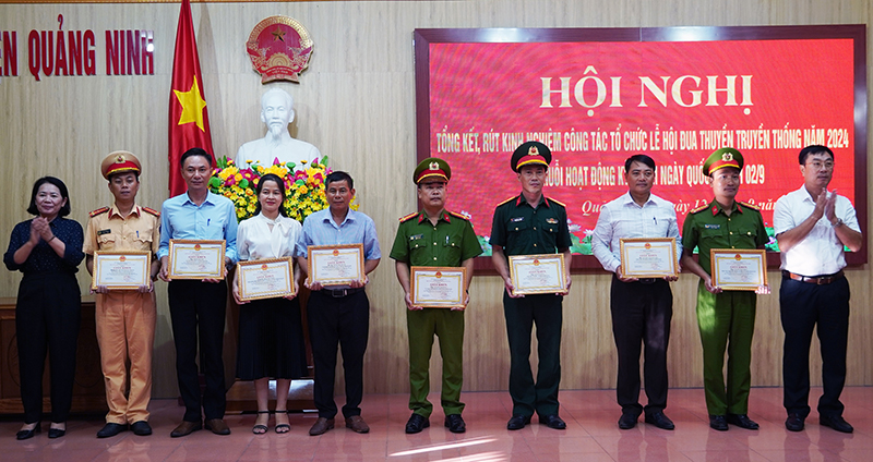 Huyện Quảng Ninh trao giấy khen cho các cá nhân có thành tích trong công tác tổ chức lễ hội đua thuyền truyền thống và các hoạt động dịp lễ 2/9.