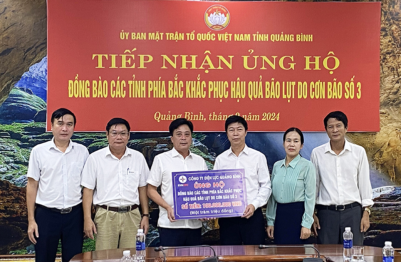 Đại diện lãnh đạo Ủy ban MTTQVN tỉnh tiếp nhận ủng hộ từ Công ty Điện lực Quảng Bình.  