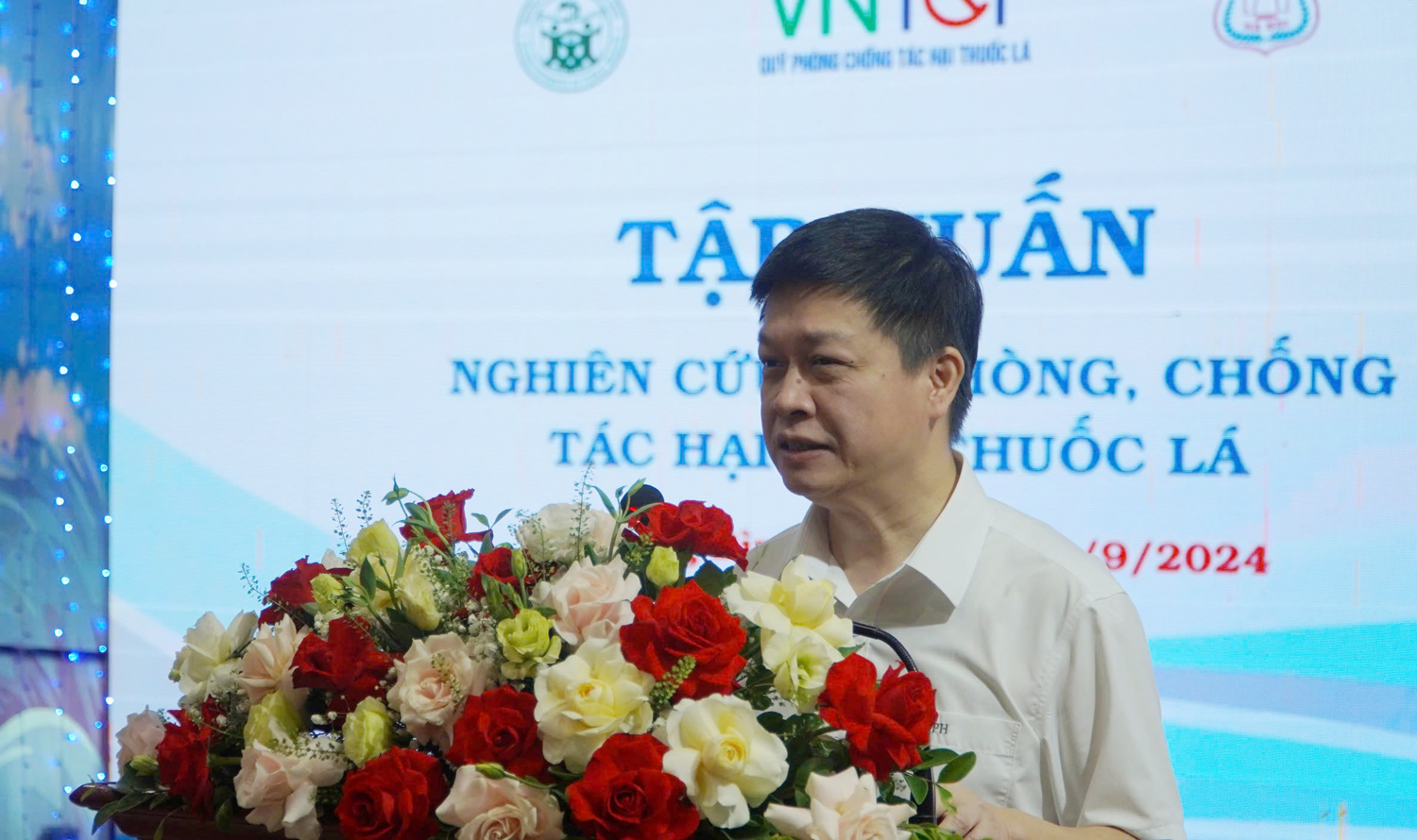 Hiệu trưởng Trường Đại học Y tế công cộng GS.TS Hoàng Văn Minh trao đổi tại lớp tập huấn.