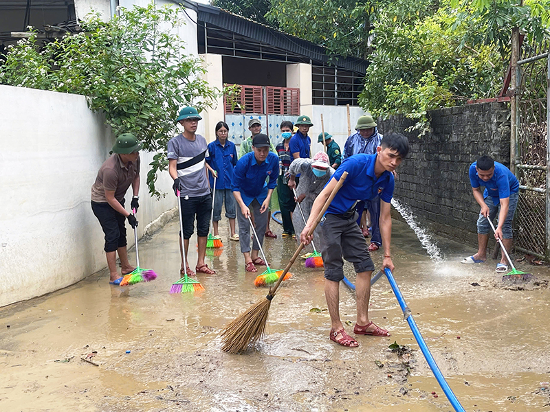 Đoàn viên thanh niên huyện Quảng Ninh tham gia dọn dẹp vệ sinh, khắc phục hậu quả sau lũ tại huyện Đồng Hỷ (Thái Nguyên).