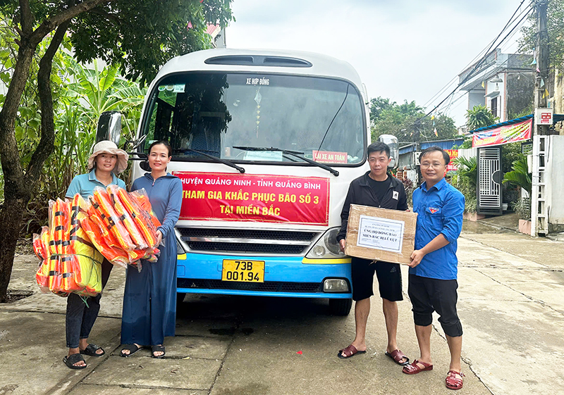 Đoàn viên thanh niên huyện Quảng Ninh tham gia dọn dẹp vệ sinh, khắc phục hậu quả sau lũ tại huyện Đồng Hỷ (Thái Nguyên).