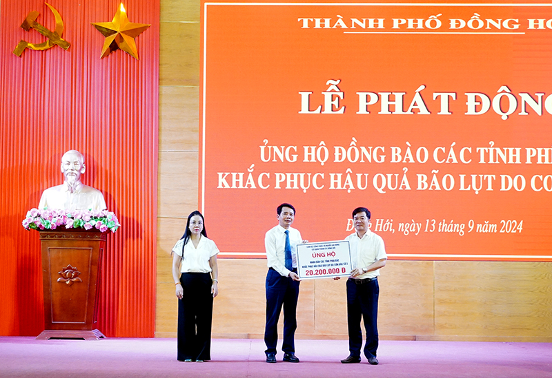 Đại diện lãnh đạo thành phố tiếp nhận sự hỗ trợ của các địa phương, đơn vị, tổ chức, doanh nghiệp.