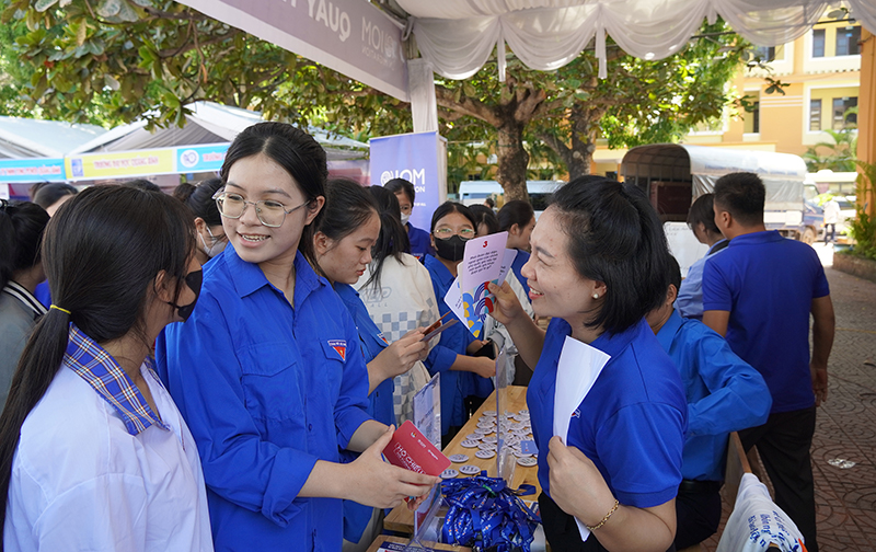 Các ĐV-TN quan tâm đến du học và định cư ở nước ngoài tìm hiểu tại gian hàng của Tổ chức Di cư quốc tế (IOM).