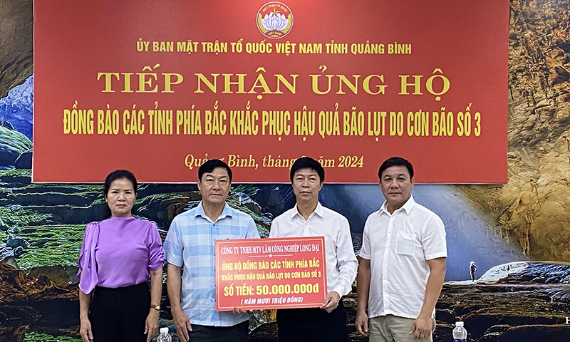 Đại diện lãnh đạo Ủy ban MTTQVN tỉnh tiếp nhận ủng hộ từ Công ty TNHH MTV Lâm công nghiệp Long Đại.