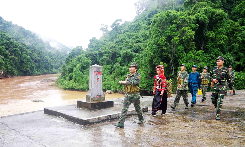 Bà con dân tộc Hà Nhì ở huyện biên giới Mường Tè thường xuyên phối hợp với CB, CS Đồn Biên phòng Ka Lăng, BĐBP Lai Châu tiến hành tuần tra bảo vệ đường biên, mốc quốc giới của Tổ quốc. Ảnh: Đức Duẩn