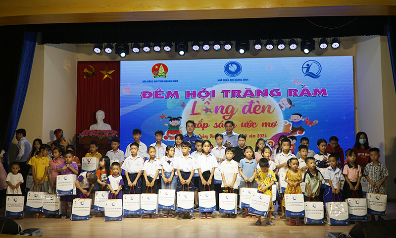 Các em thiếu nhi nhận quà Trung thu tại Đêm hội. 