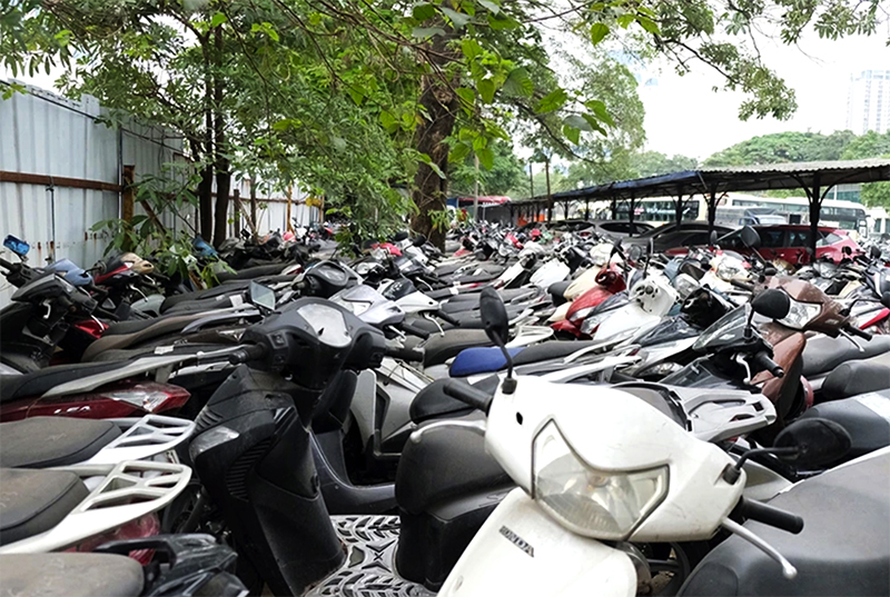 Một bãi trông giữ xe vi phạm tại quận Nam Từ Liêm của Công an thành phố Hà Nội. (Ảnh LÊ KHÁNH)