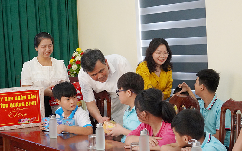 6. Đồng chí Chủ tịch UBND tỉnh Trần Thắng phát quà cho các trẻ khuyết tật tại Trung tâm nuôi dạy trẻ khuyết tật TP. Đồng Hới.