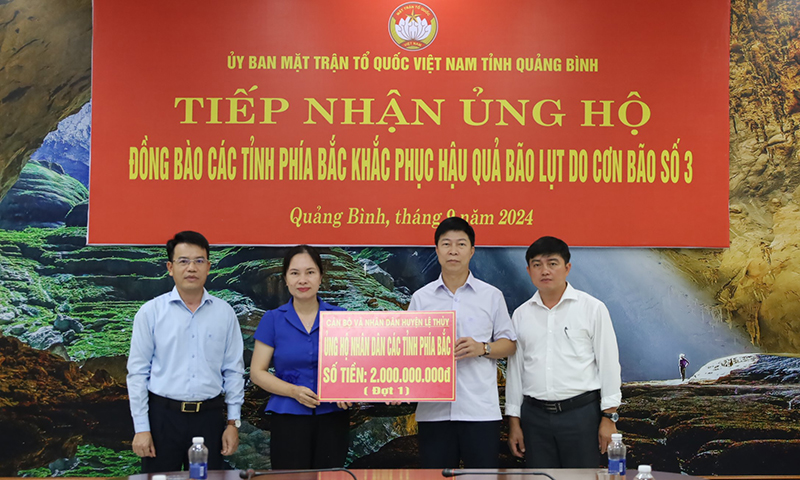 Đại diện lãnh đạo Ủy ban MTTQVN tỉnh tiếp nhận ủng hộ từ cán bộ, nhân dân huyện Lệ Thủy.