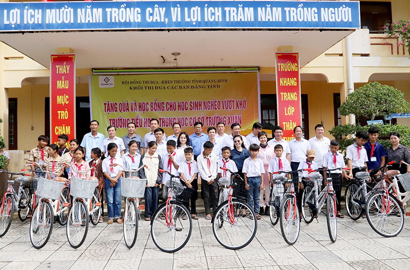 Trao xe đạp cho học sinh Trường Tiểu học và THCS xã Trường Xuân