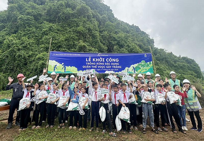 Các đại biểu, người dân và học sinh xã Đồng Hóa tham gia lễ phát động dự án trồng cây Green Up.