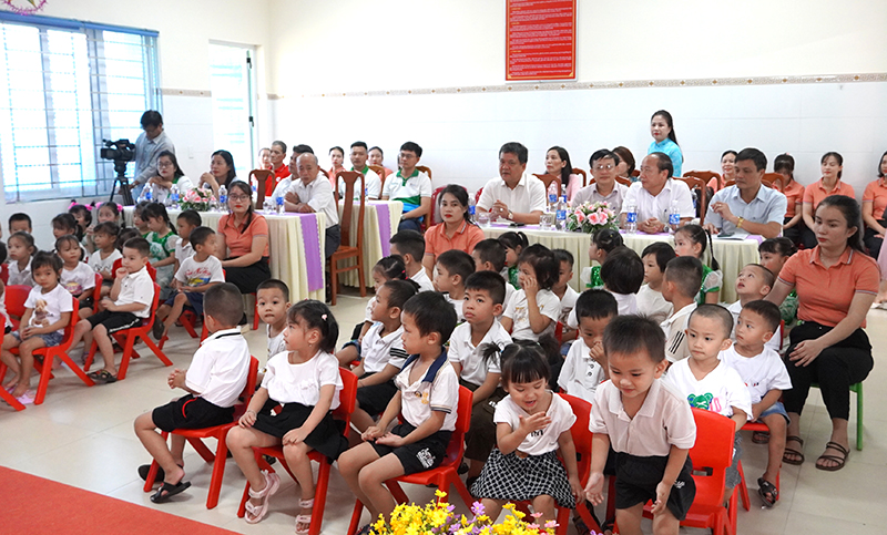 Đồng chí Bí thư Thành ủy Đồng Hới Trần Phong và đại diện lãnh đạo các đơn vị, địa phương chung vui Tết Trung thu cùng các cháu Trường mầm non Bắc Nghĩa.