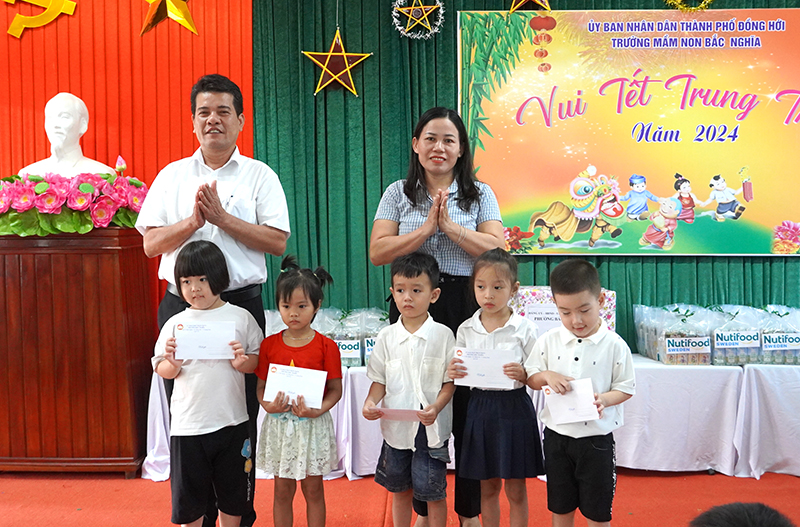 Lãnh đạo phường Bắc nghĩa tặng quà cho các cháu có hoàn cảnh khó khăn trên địa bàn.