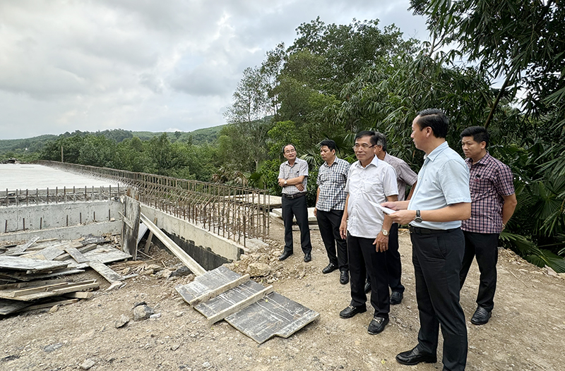 - Đồng chí Phó Chủ tịch Thường trực UBND tỉnh Đoàn Ngọc Lâm kiểm tra tiến độ thực hiện Dự án đường Hồng Hóa-Yên Hóa, huyện Minh Hóa (giai đoạn 1)